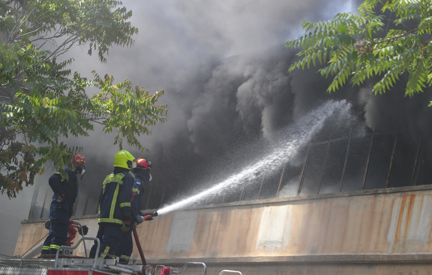 Φωτιά σε εργοστάσιο πλαστικών στο Αιγάλεω – Κατέρρευσε μέρος της οροφής