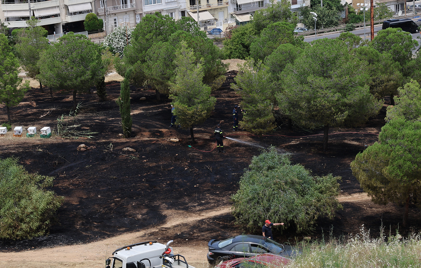 Υπό έλεγχο η φωτιά που ξέσπασε στη Φιλοθέη, κοντά στο Άλσος Βεΐκου