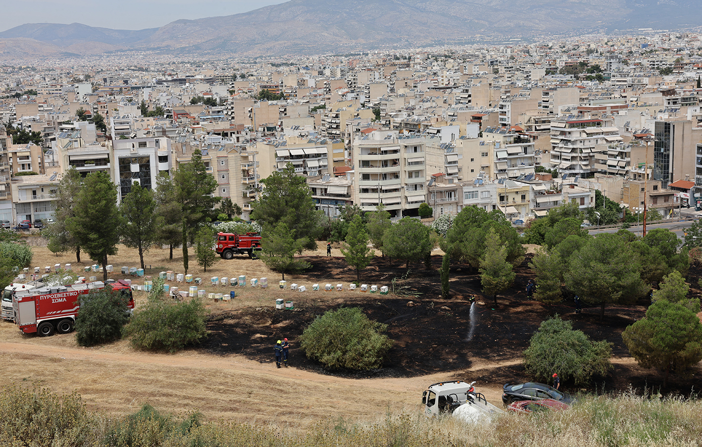 Υπό έλεγχο η φωτιά που ξέσπασε στη Φιλοθέη, κοντά στο Άλσος Βεΐκου