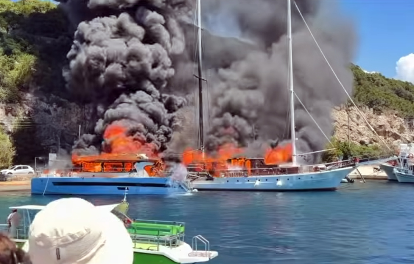 Συναγερμός για μεγάλη φωτιά σε τουριστικά σκάφη στους Παξούς &#8211; Δείτε βίντεο