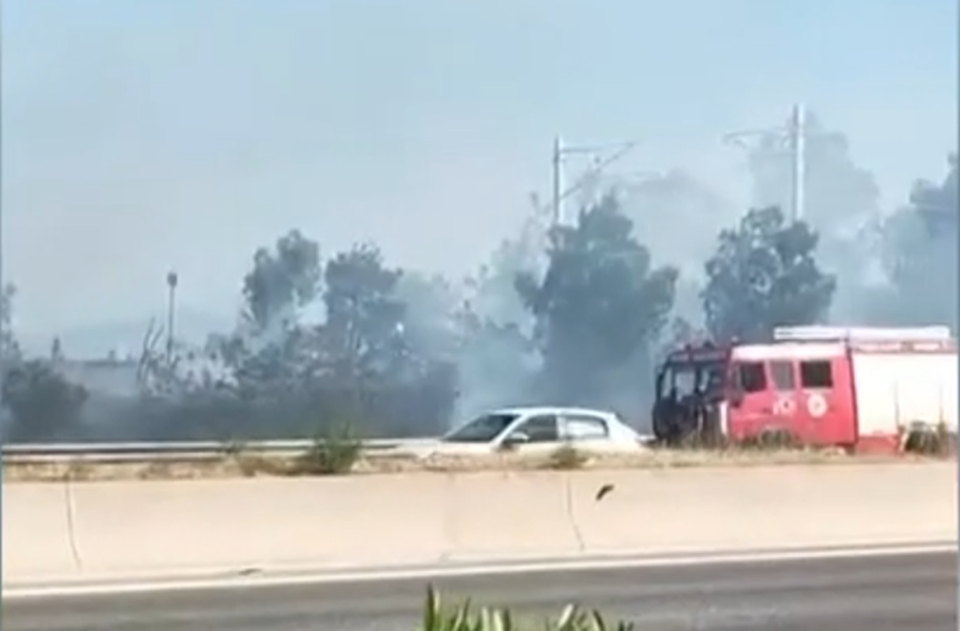 Φωτιά στους Αγίους Θεοδώρους: Κλειστή η δεξιά λωρίδα της Εθνικής οδού προς Αθήνα &#8211; Διακοπή δρομολογίων της Hellenic Train
