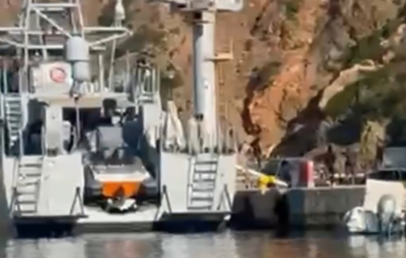 Βίντεο από τη στιγμή που μετανάστες αποβιβάζονται στο λιμάνι του Καραβέ &#8211; 102 έφτασαν στην Κρήτη τις τελευταίες ώρες