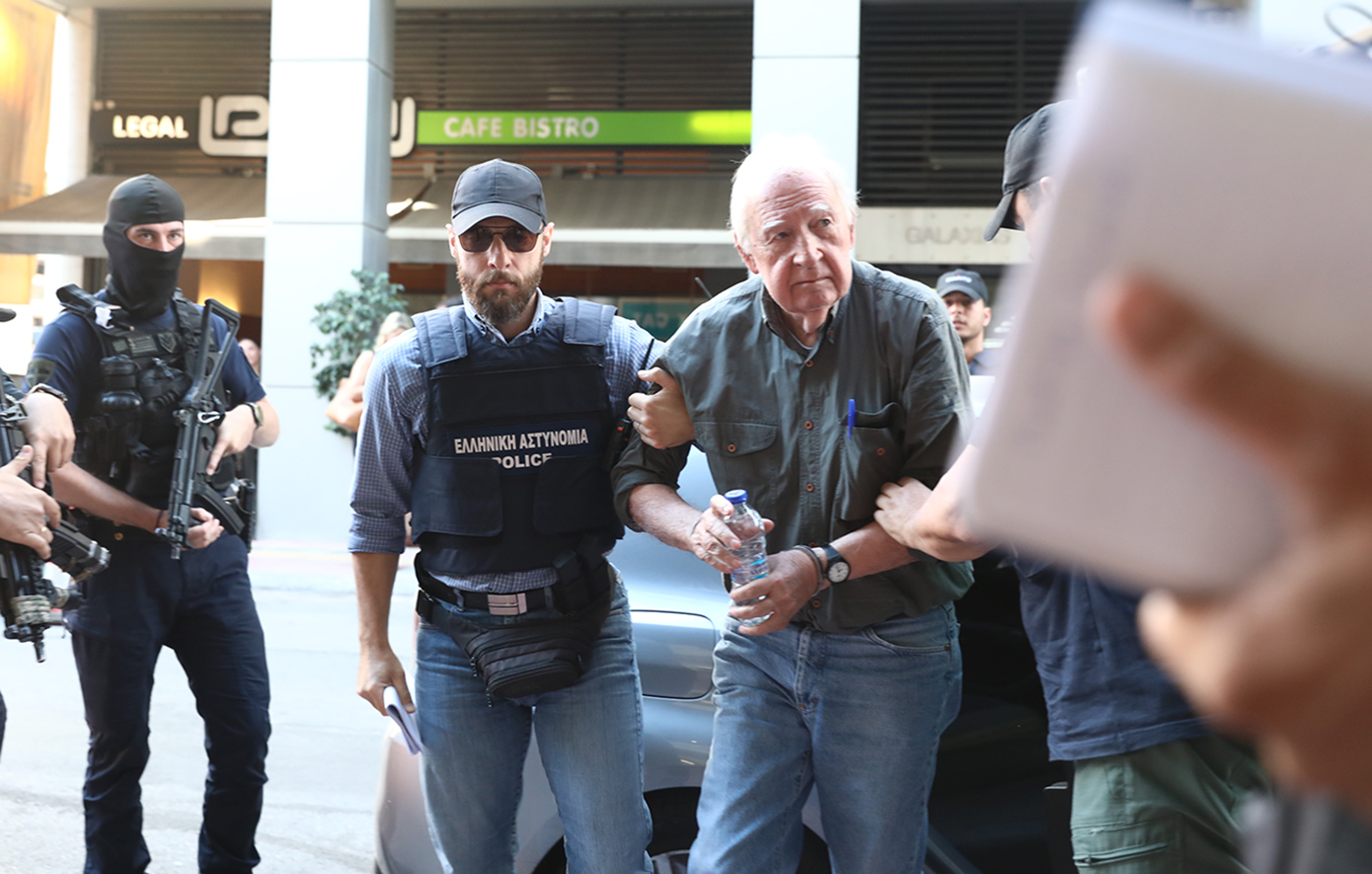 Η μεταγωγή του Αλέξανδρου Γιωτόπουλου στην Εισαγγελία Εφετών Πειραιά – Πέρασε τη νύχτα στη ΓΑΔΑ