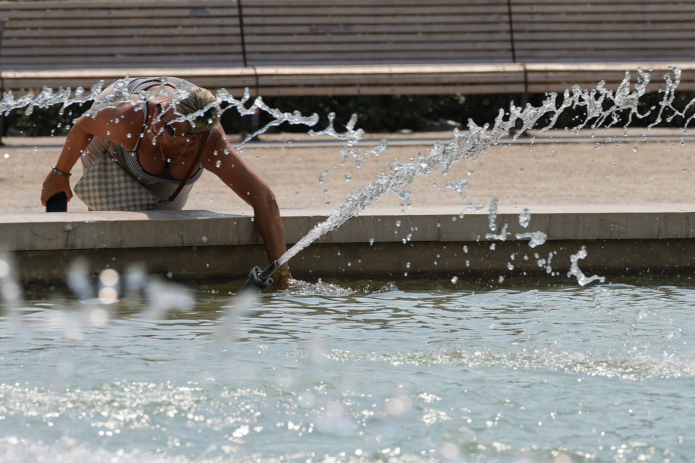 Η Ευρώπη σε κλοιό ακραίου καύσωνα: Δεκάδες νεκροί, ρωγμές σε δρόμους και προβλήματα στις μεταφορές