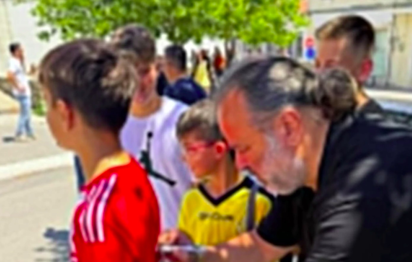 AEK: Ο Ηλιόπουλος υπέγραψε σε φανέλα του Ολυμπιακού &#8211; Το μήνυμά του στον μικρό φίλαθλο