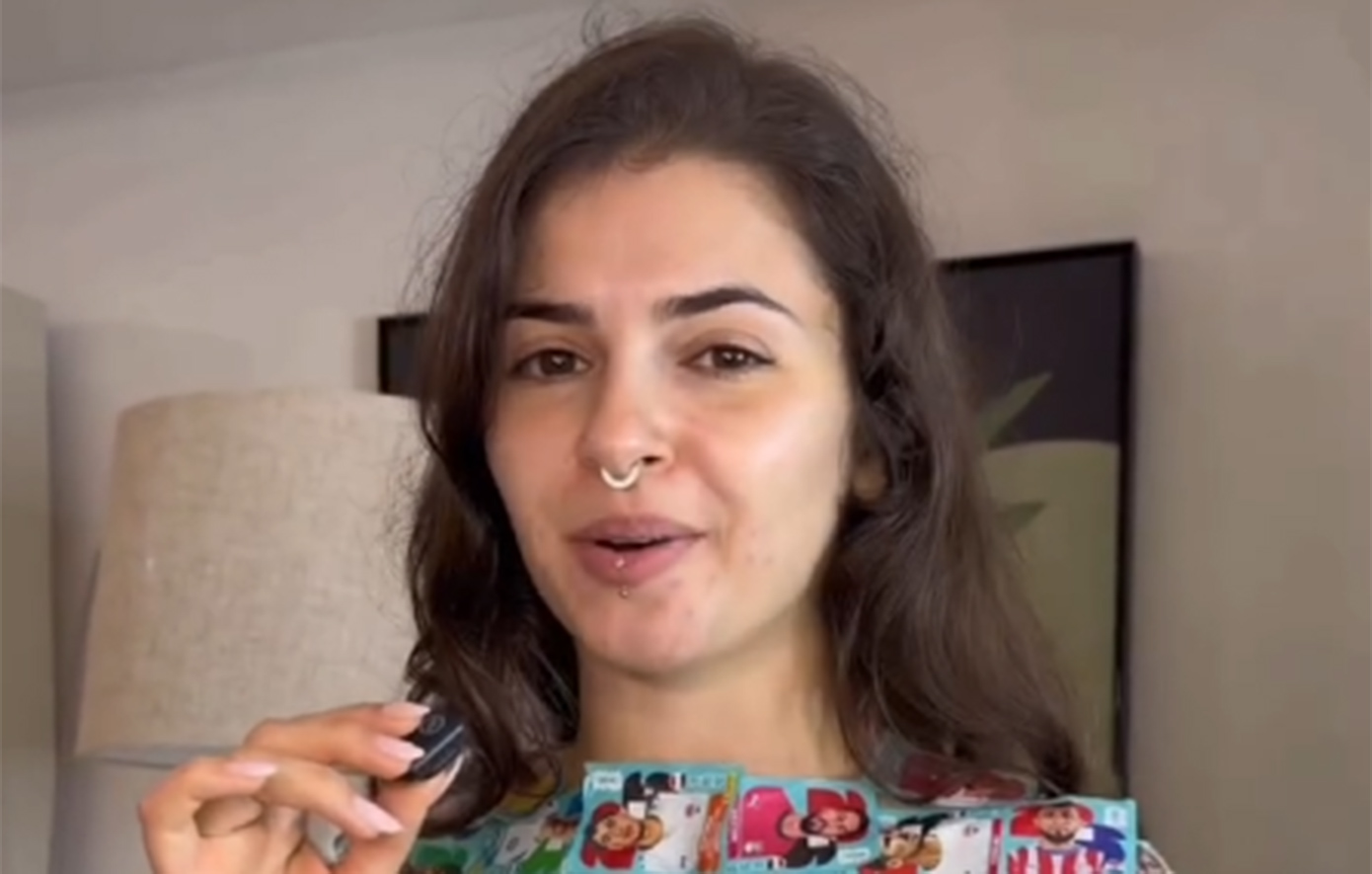 Influencer από τη Βραζιλία έγινε viral: Κάλυψε το σώμα της με 1.000 αυτοκόλλητα Panini για το Μουντιάλ