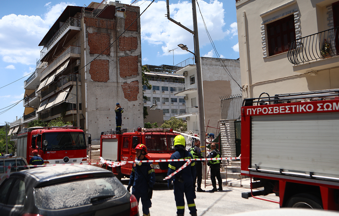 Κατάρρευση πολυκατοικίας στα Πετράλωνα: Βρέθηκαν οι τέσσερις αγνοούμενοι, πέντε προσαγωγές