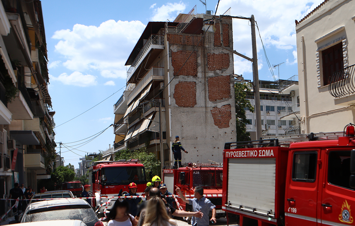 Κατάρρευση πολυκατοικίας στα Πετράλωνα: Βρέθηκαν οι τέσσερις αγνοούμενοι, πέντε προσαγωγές