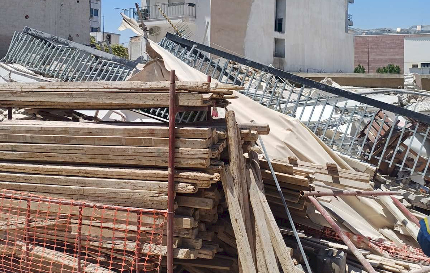 Κατάρρευση πολυκατοικίας στα Πετράλωνα: Βρέθηκαν οι τέσσερις αγνοούμενοι, πέντε προσαγωγές