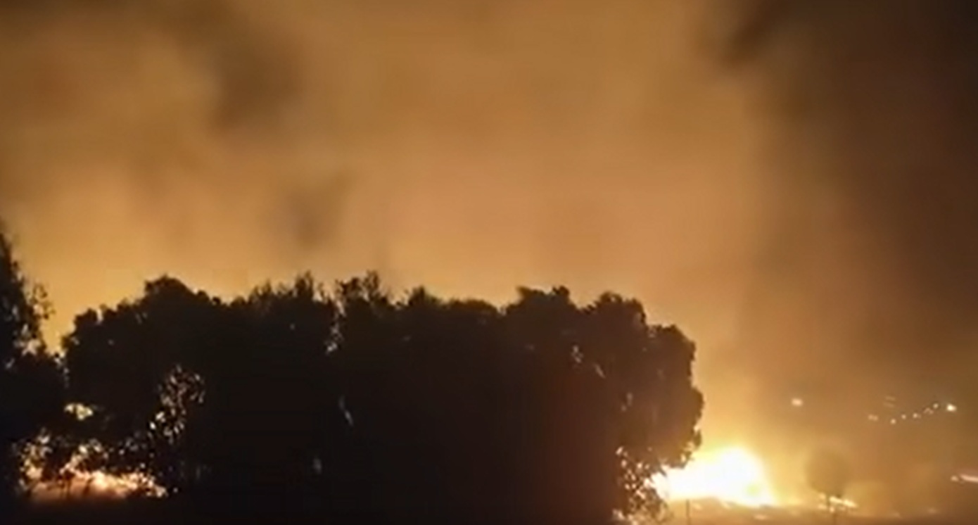 Υπό μερικό έλεγχο οι φωτιές σε Κερατέα και Θήβα