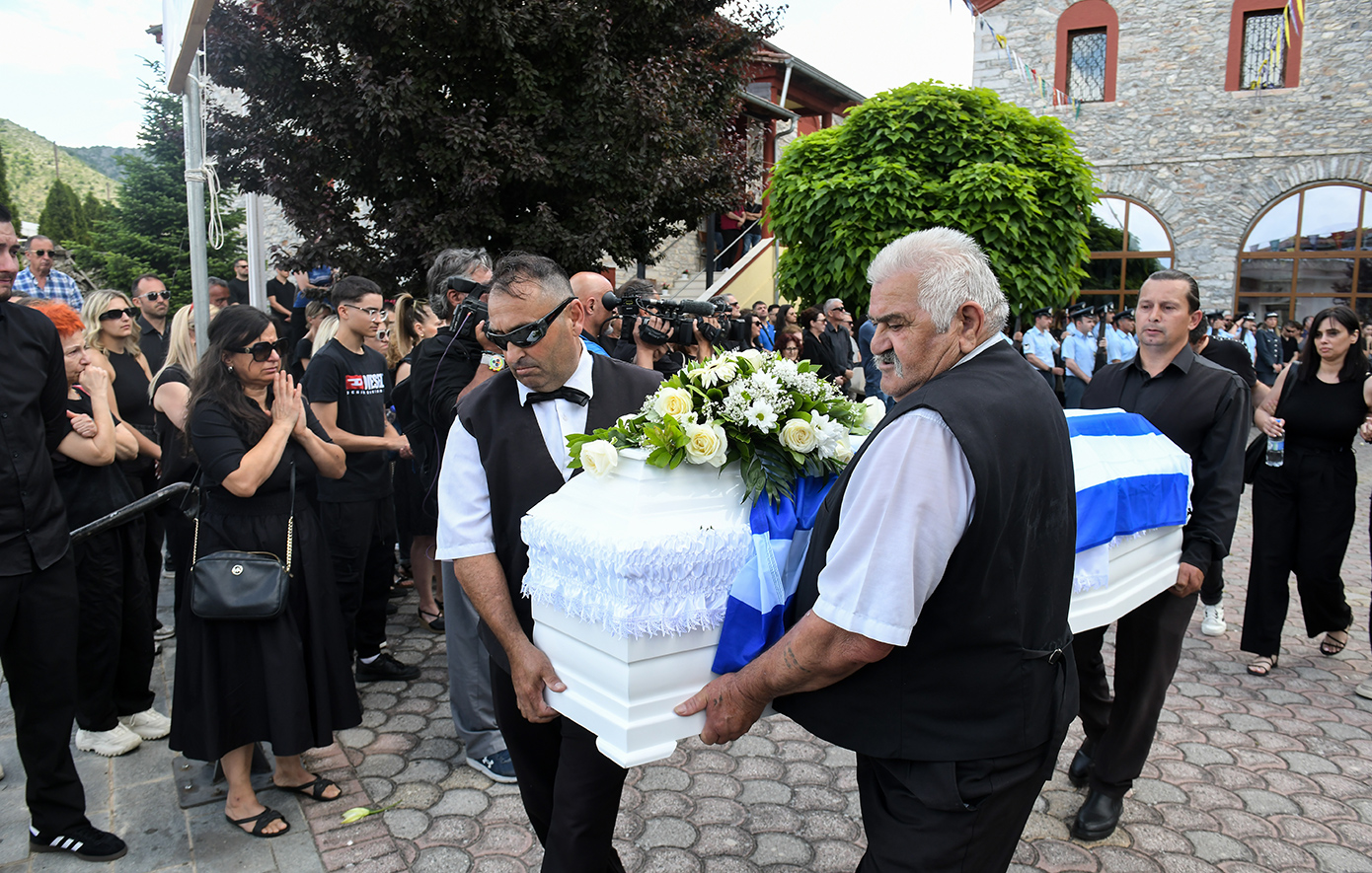 Σε λευκό φέρετρο με την ελληνική σημαία κηδεύτηκε η Αντιγόνη στη Δράμα &#8211; Θρήνος στην κηδεία της αστυνομικού