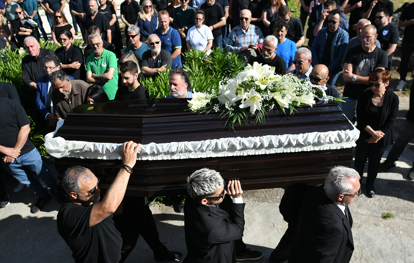 Ανείπωτος θρήνος στην κηδεία του Μάριου Οικονόμου &#8211; Ήταν όλοι εκεί για το τελευταίο αντίο