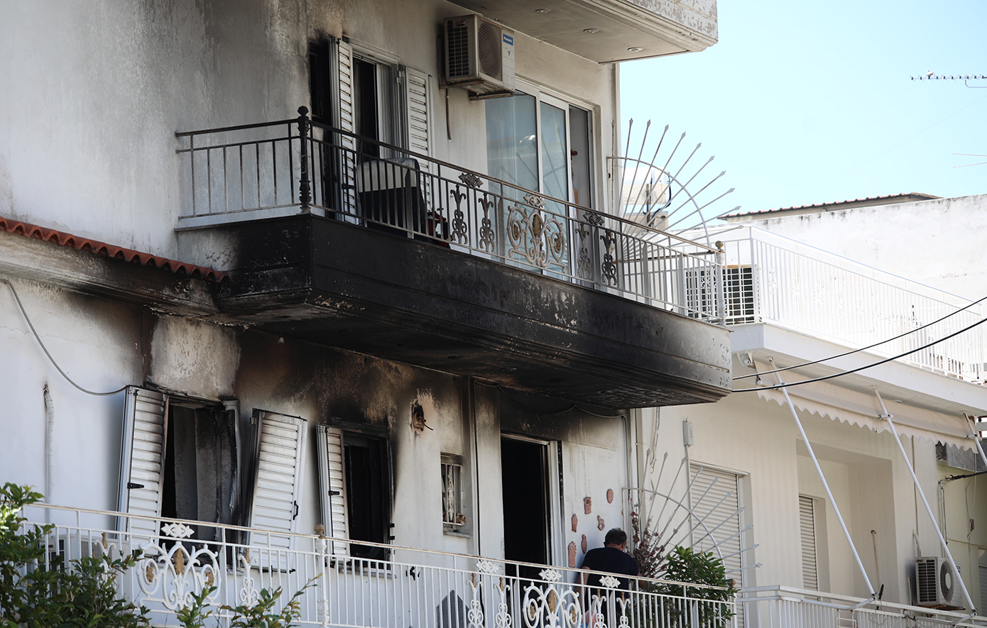 Απεγκλωβίστηκε ο άνδρας από το φλεγόμενο διαμέρισμα του Κορυδαλλού