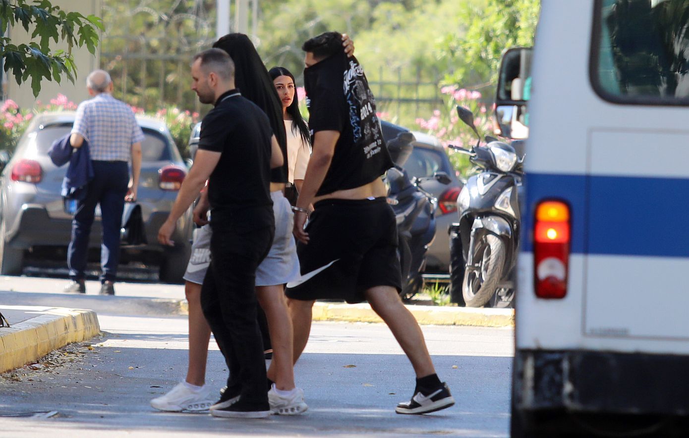 Η κατάθεση του 17χρονου δράστη στην Καλλιθέα: «Τέντωσα το χέρι μου με το μαχαίρι για να φοβηθεί»
