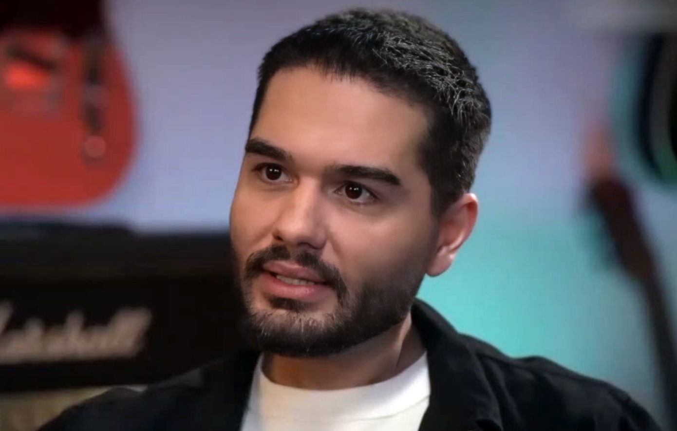 Χρήστος Μάστορας: Έχω αρχίσει να κατευνάζω το συναίσθημα του να επιβληθώ στη σχέση μου, με έχει βοηθήσει η Γαρυφαλλιά