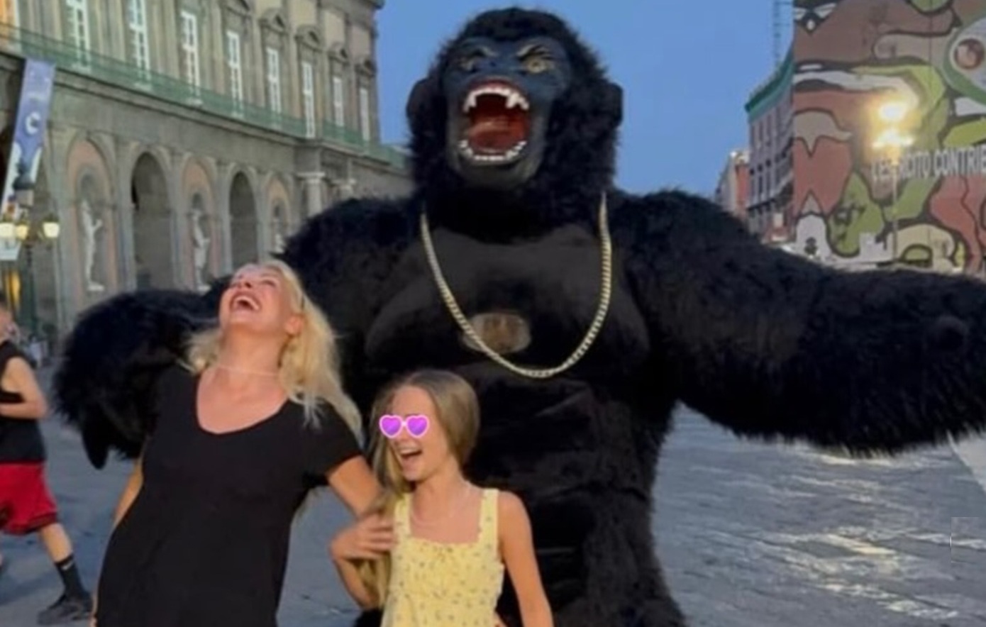 Ελένη Μενεγάκη: «Στη Νάπολη βρήκαμε και τον King Kong» &#8211; Δείτε φωτογραφίες