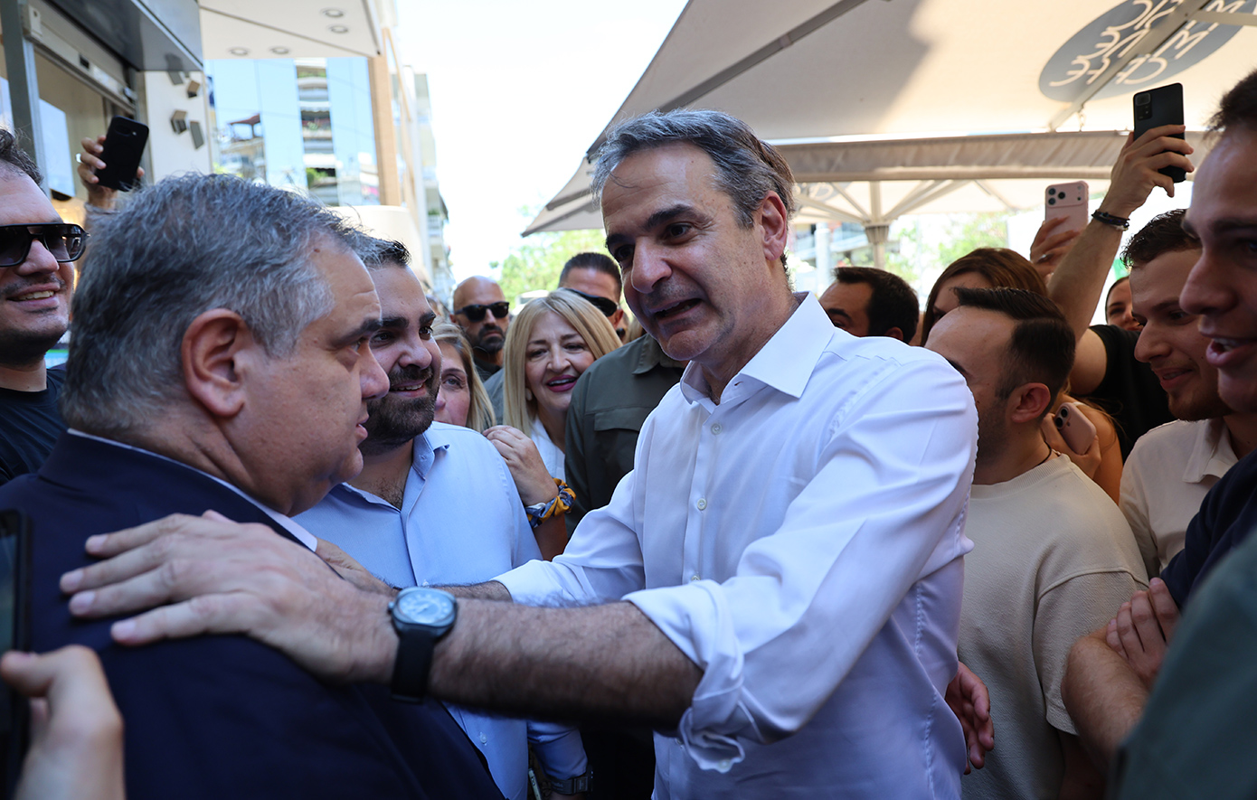 Στη Νέα Σμύρνη ο Κυριάκος Μητσοτάκης: «Εμείς συνεχίζουμε να τρέχουμε»