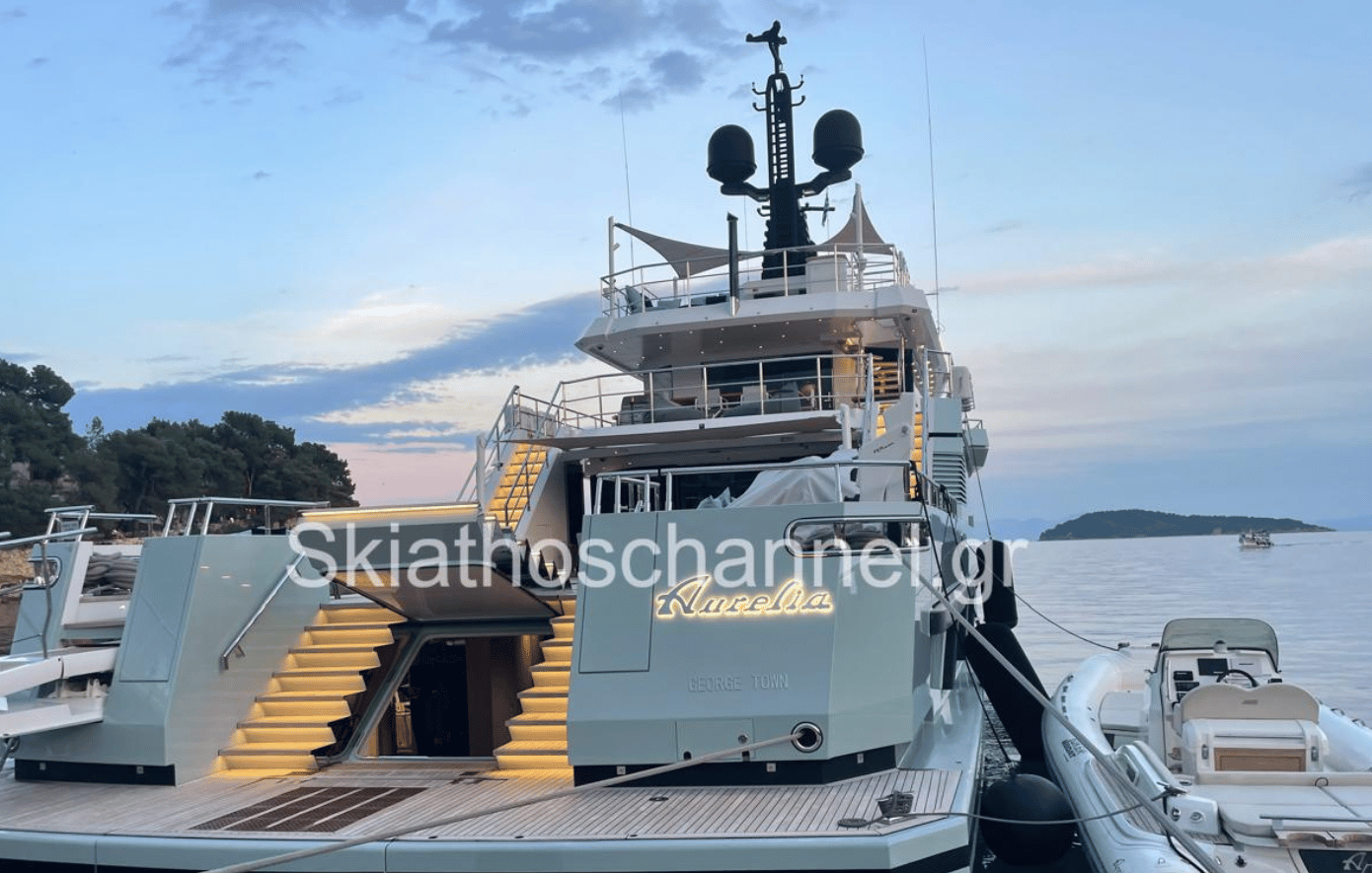Tο ιταλικό σούπερ γιοτ Aurelia, με τη βιομηχανική αισθητική αγκυροβόλησε στη Σκιάθο