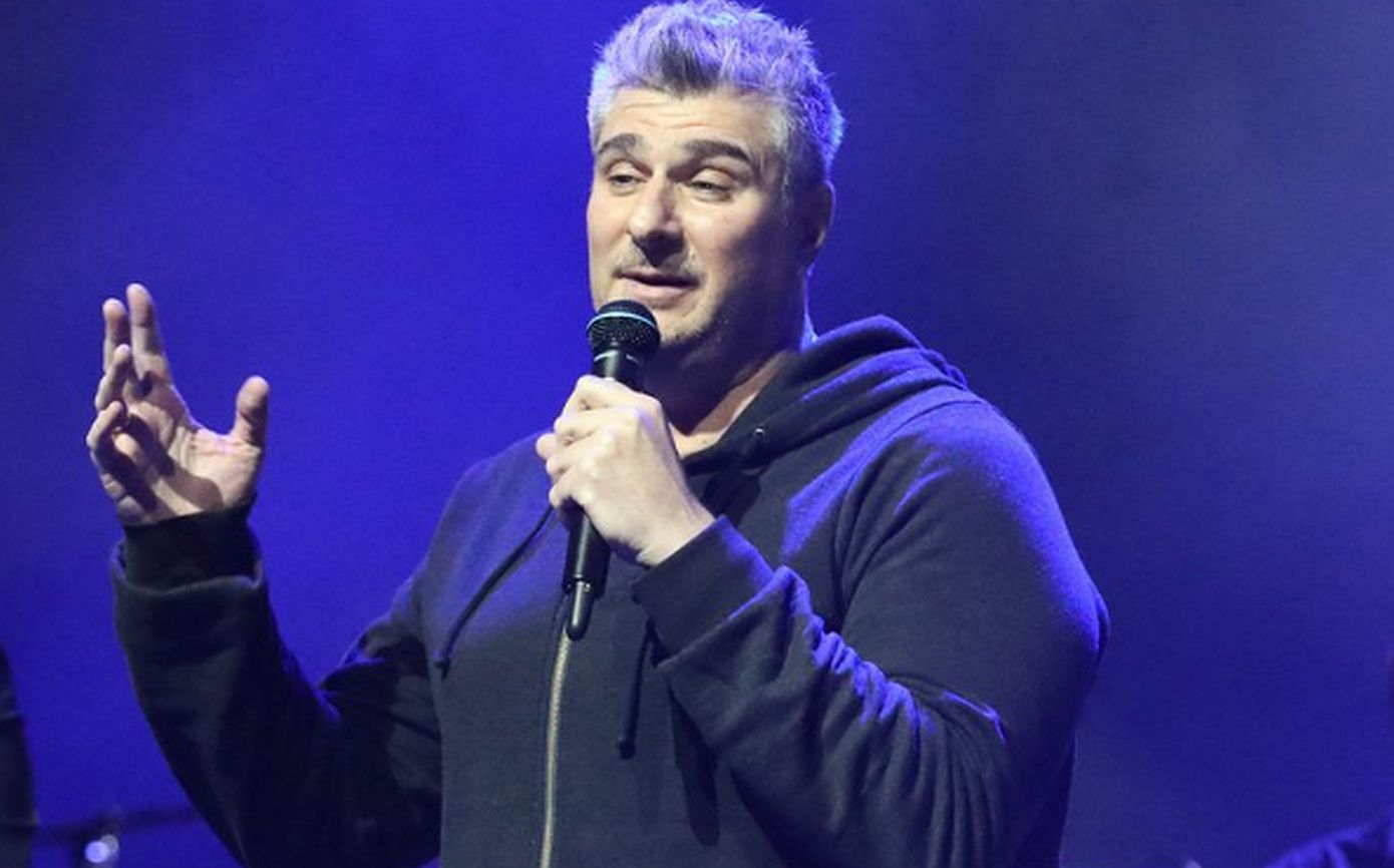 Ο Νίκος Μωραΐτης τρολάρει Φάμελλο, Πολάκη και Κασσελάκη με ταβέρνες, sushi bar και Αλέξη Τσίπρα