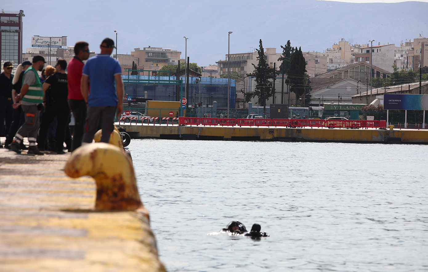 Αυτοκίνητο έπεσε στη θάλασσα στο λιμάνι του Πειραιά