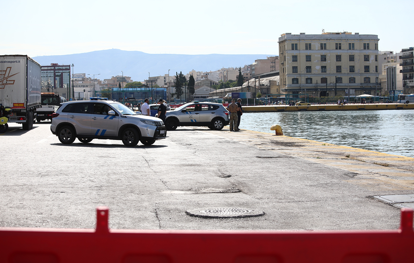 Αυτοκίνητο έπεσε στη θάλασσα στο λιμάνι του Πειραιά