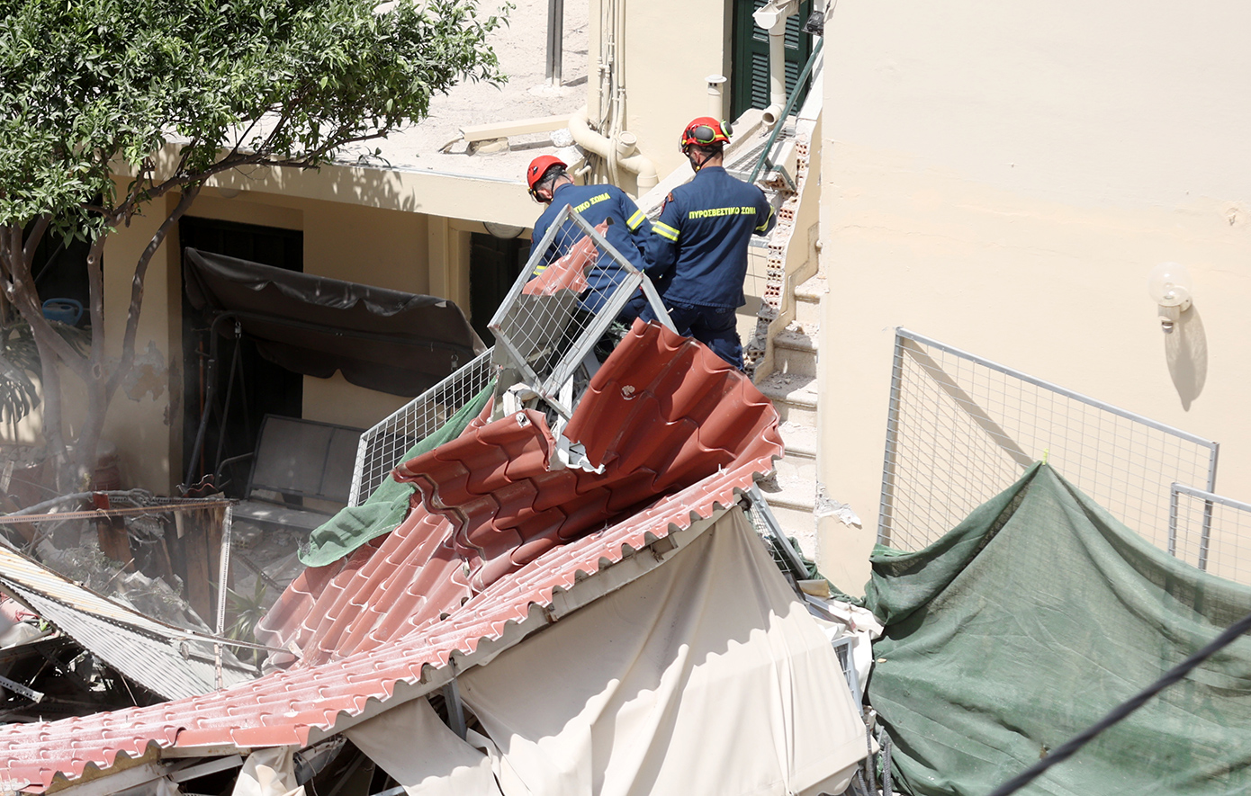Κατάρρευση πολυκατοικίας στα Πετράλωνα: Κατάρρευση πολυκατοικίας στα Πετράλωνα: