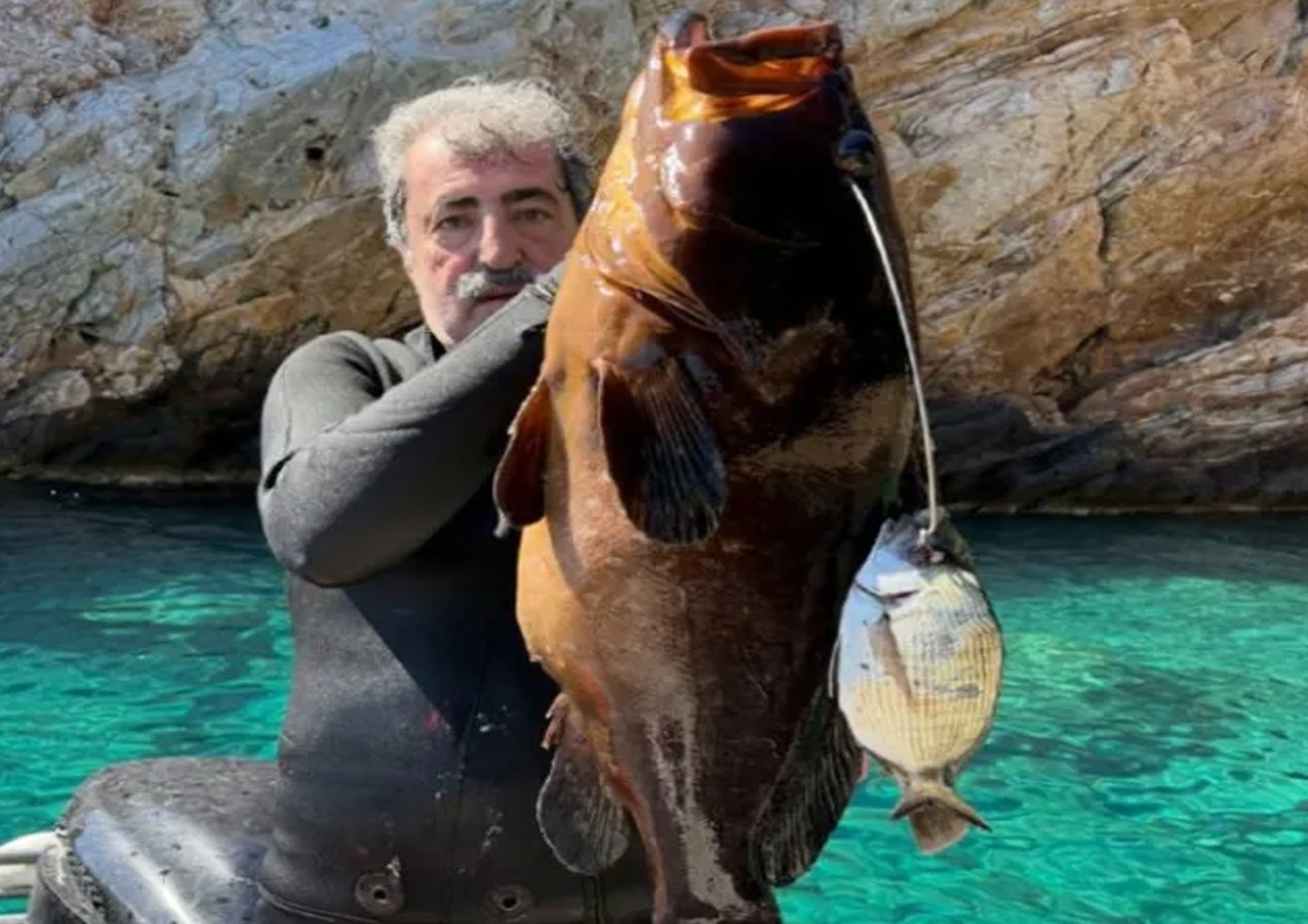 «Εμείς δεν ψαρεύουμε σε θολά νερά»: Αιχμηρή ανάρτηση Πολάκη κρατώντας στα χέρα του ροφό 13,5 κιλών