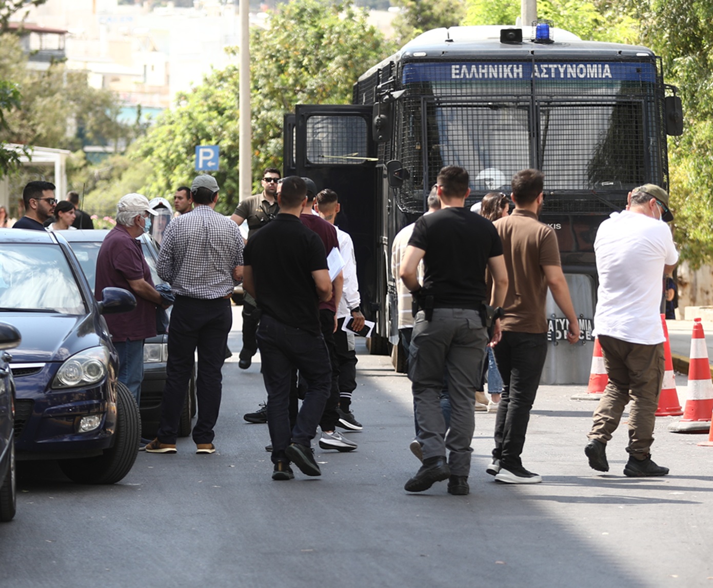 Προφυλακίστηκαν και οι έξι κατηγορούμενοι για το κύκλωμα διαφθοράς σε πολεοδομίες της Αττική
