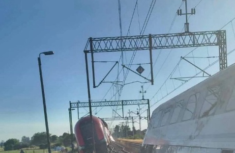 Τρένα συγκρούστηκαν στην Πολωνία &#8211; Βίντεο από τη στιγμή που οι επιβάτες απεγκλωβίζονται