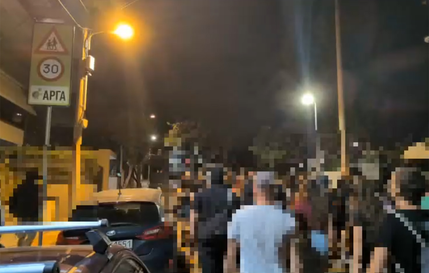 Πορεία προς το σπίτι του Νίκου Χαρδαλιά, προκάλεσαν φθορές και έγραψαν συνθήματα στους τοίχους
