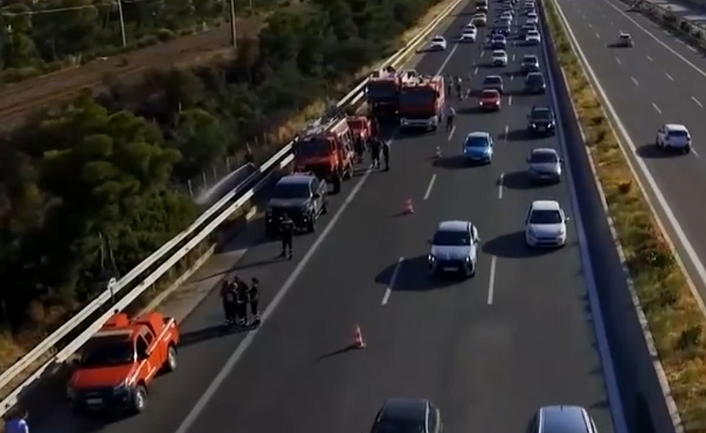 Φωτιά στους Αγίους Θεοδώρους: Αποκαταστάθηκε η κυκλοφορία στον Προαστιακό &#8211; Καθυστερήσεις στα δρομολόγια