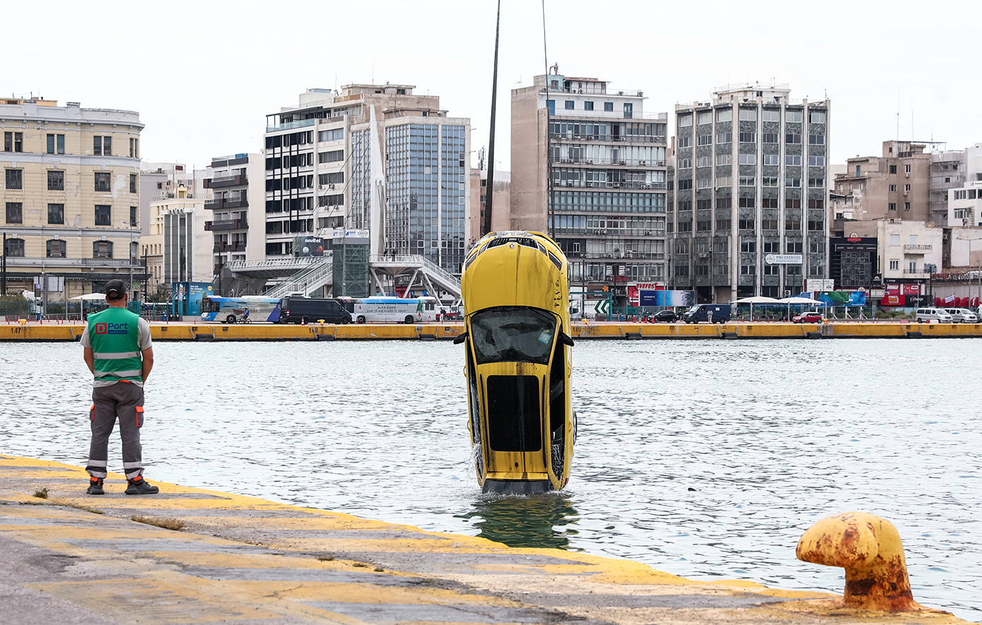 Τραγωδία στο λιμάνι του Πειραιά: Ανασύρθηκε νεκρός ο οδηγός του ταξί που έπεσε στη θάλασσα