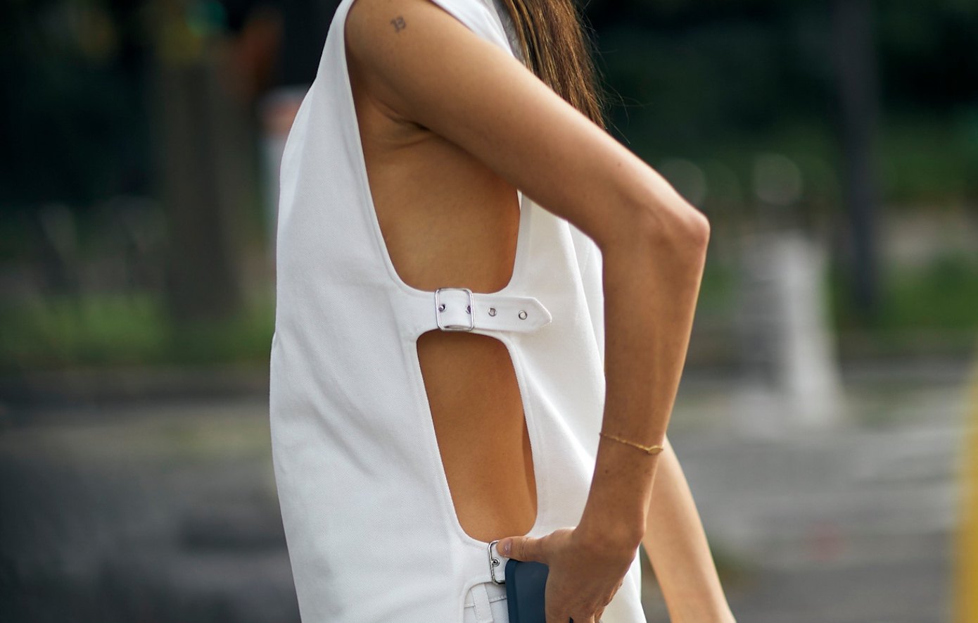 Δοκίμασα 10 λευκά φορέματα στα H&amp;M και κατέληξα σε αυτά τα 3, καθώς φοριούνται όλη μέρα