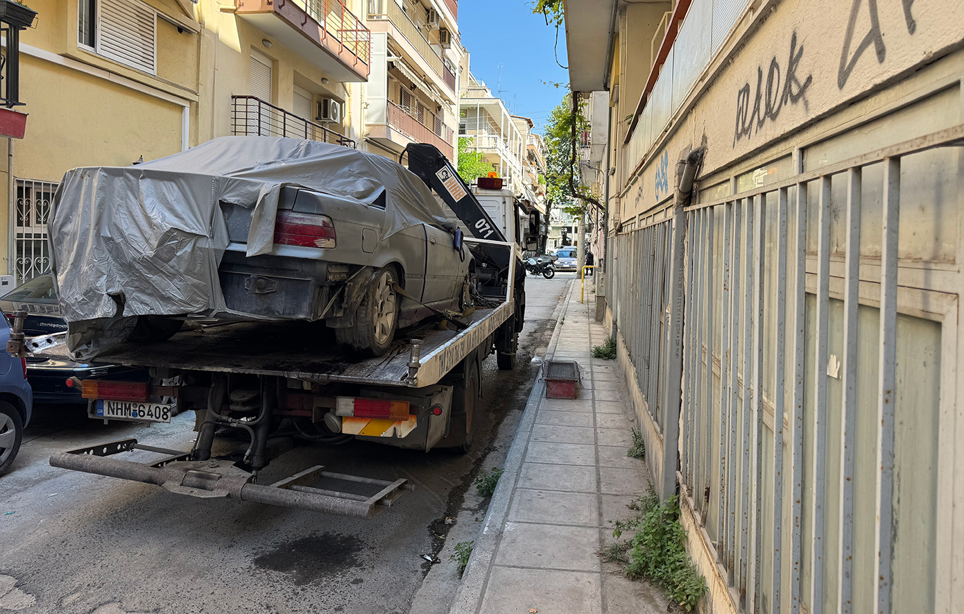 Ειδική επιχείρηση για την απομάκρυνση εγκαταλελειμμένου αυτοκινήτου παρουσία της ΕΛ.ΑΣ. της Θεσσαλονίκη