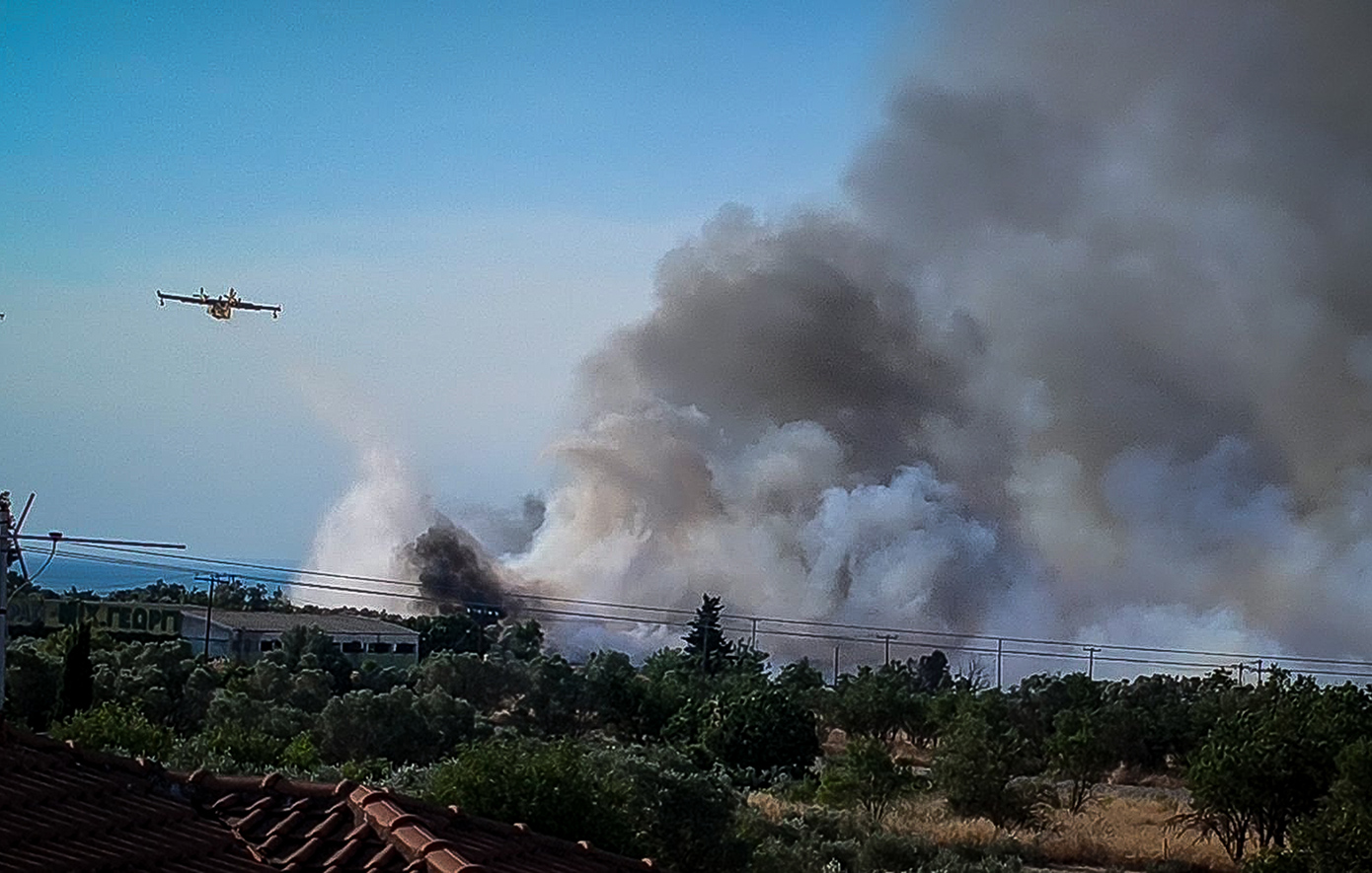 Μεγάλη φωτιά στη Θεσσαλονίκη: Ήχησε το 112 για τους πνιγηρούς καπνούς στην Περαία, ενώ επιχειρούν εναέρια μέσα