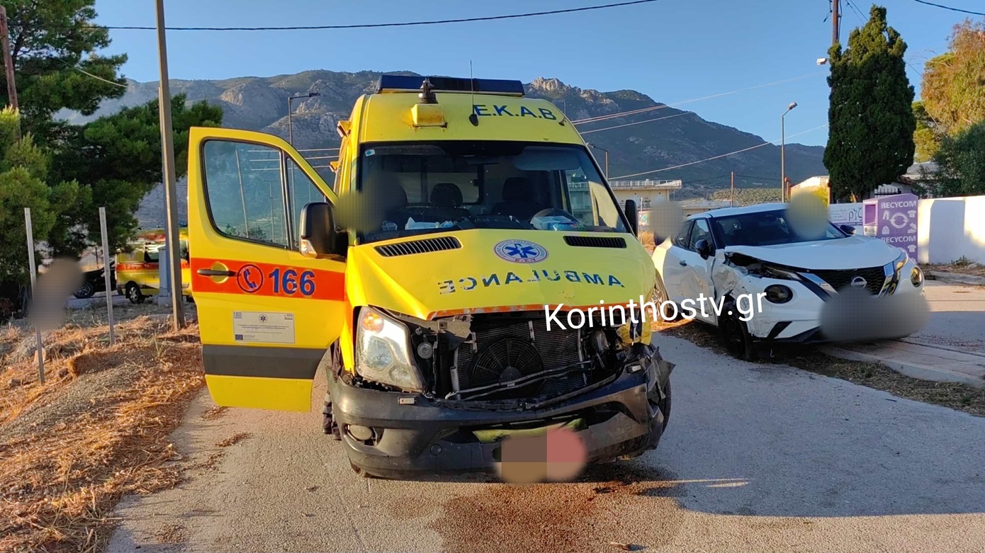 Σοβαρό τροχαίο στο Λουτράκι: Αυτοκίνητο συγκρούστηκε με ασθενοφόρο, δύο τραυματίες &#8211; Δείτε βίντεο και φωτογραφίες