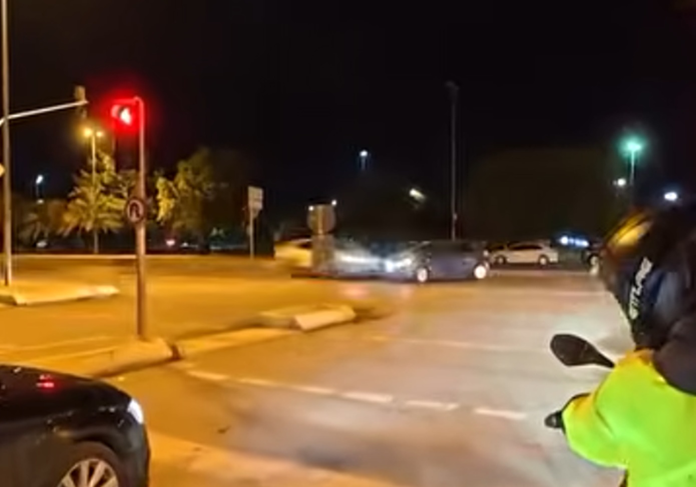 Τρομακτικό τροχαίο στην Κωνσταντινούπολη: Αυτοκίνητο τυλίχθηκε στις φλόγες μετά τη σύγκρουση &#8211; Δείτε βίντεο