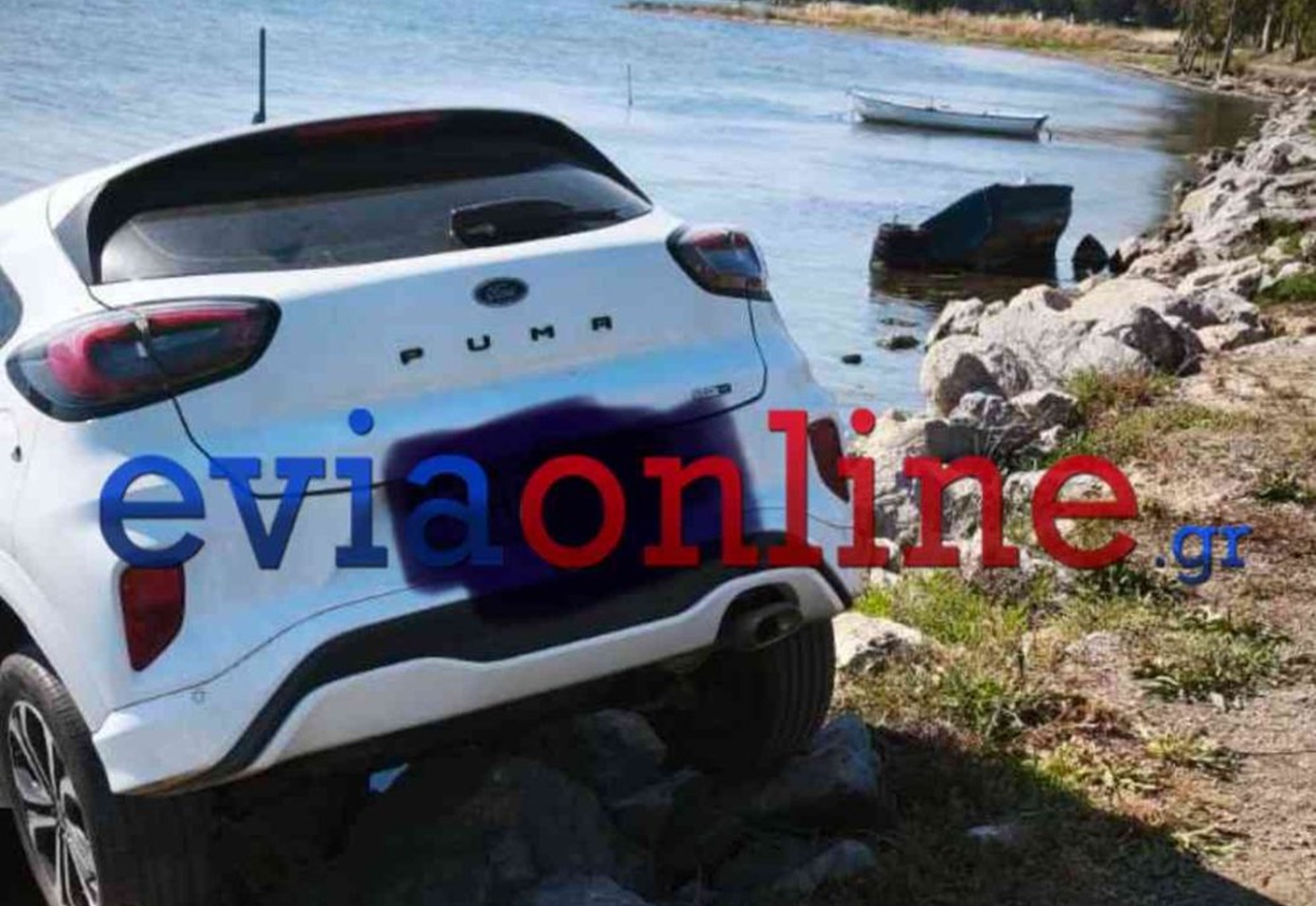 Εύβοια: Αυτοκίνητο κατέληξε στα βράχια της θάλασσας, μετά από σύγκρουση &#8211; Από θαύμα δεν τραυματίστηκε η οδηγός