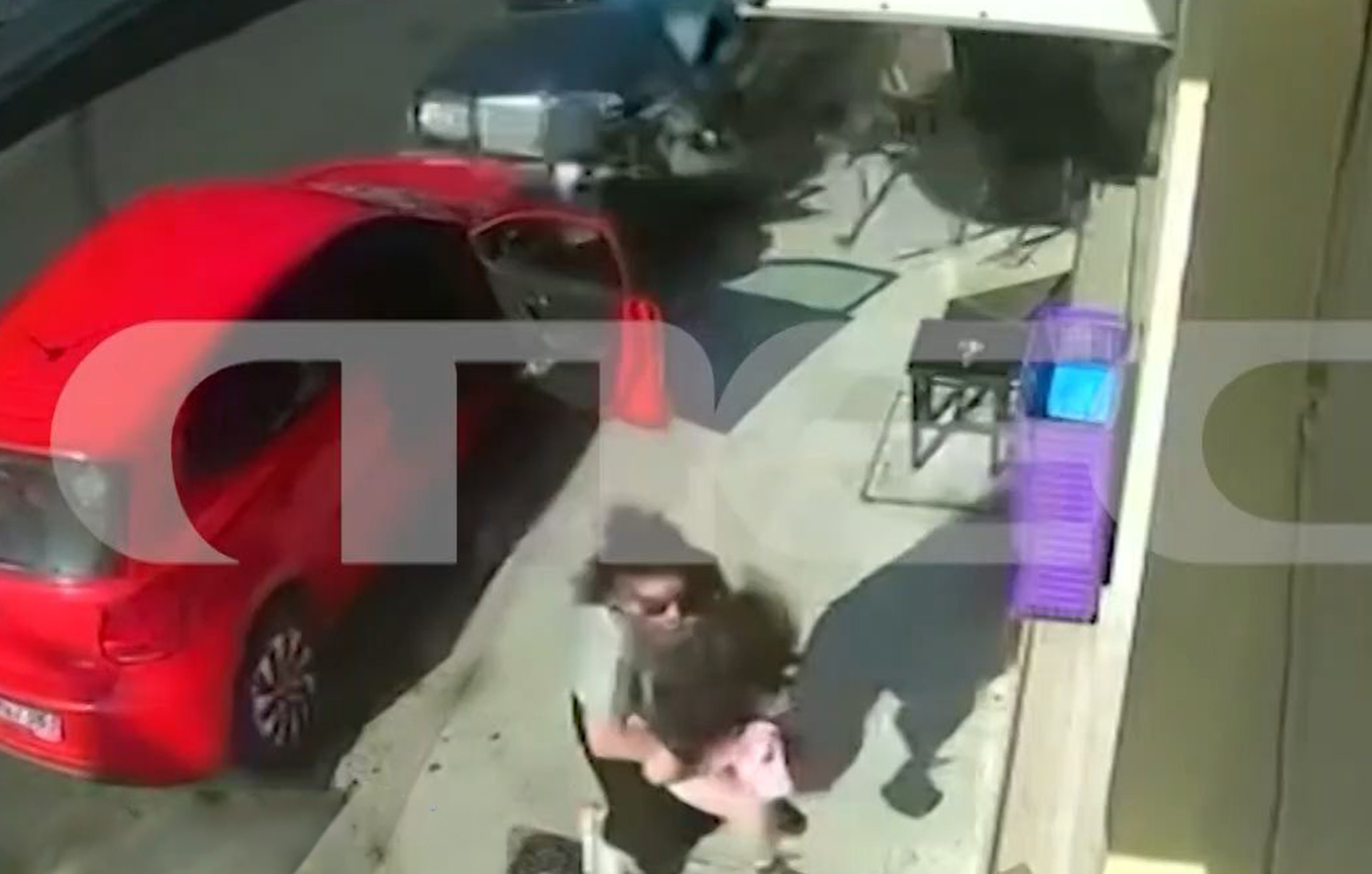 Η μητέρα που έσωσε το παιδί της από την τρελή πορεία του αυτοκινήτου στη Ναύπακτο &#8211; «Ήταν με πολλά χιλιόμετρα, όσο πήγαινε προφανώς το γκάζι»