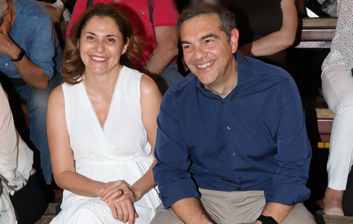 Τσίπρας με Μπαζιάνα μαζί στο Λυκαβηττό για την επιθεώρηση «Εγώ θα σας τα πω», στην οποία σατιρίζεται
