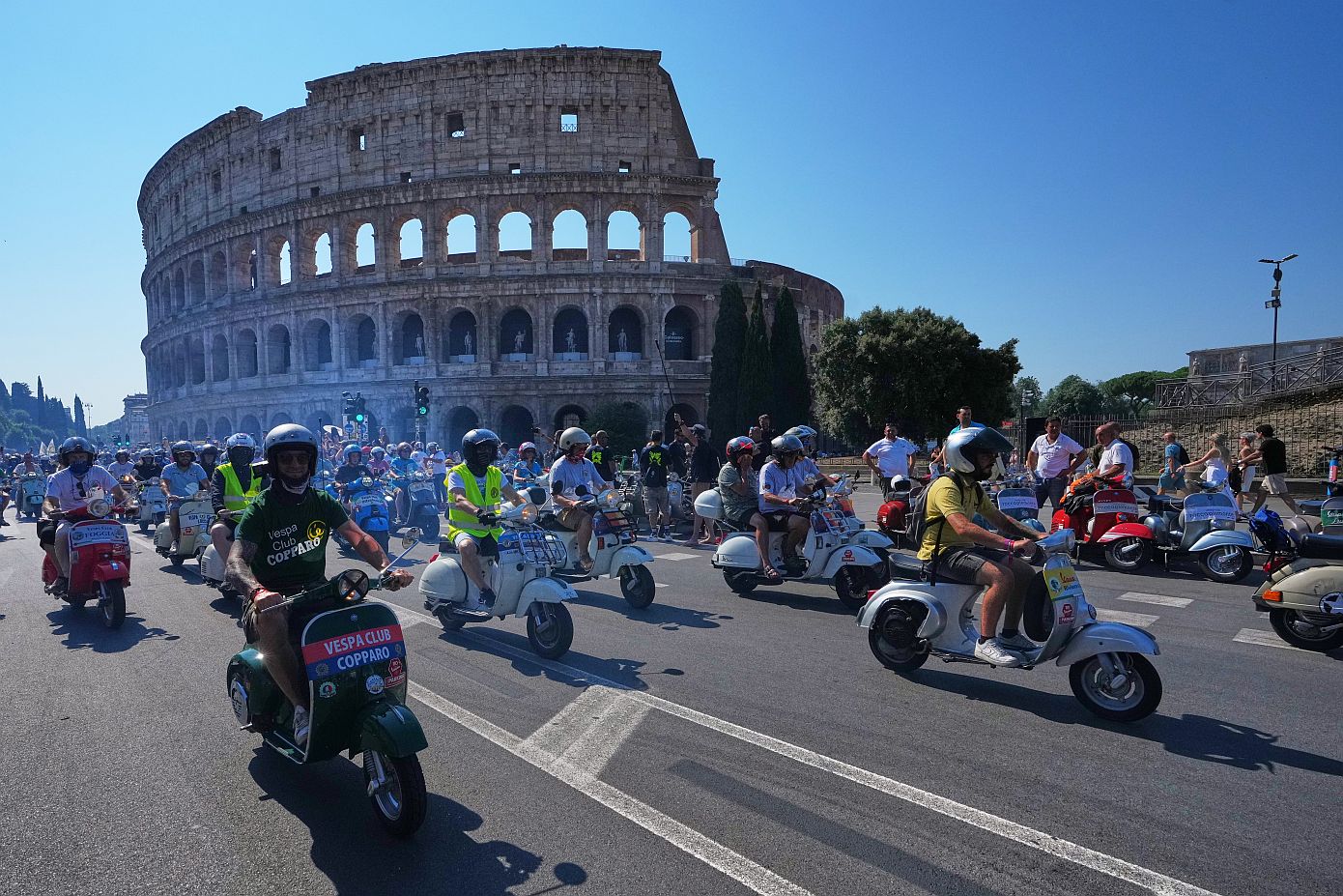 Χιλιάδες Vespa πλημμύρισαν τη Ρώμη για τα 80 χρόνια από τη γέννηση του θρυλικού ιταλικού σκούτερ &#8211; Δείτε εικόνες και βίντεο