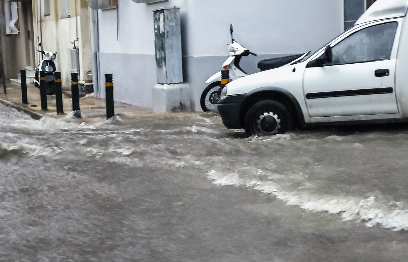Άνοιξαν οι ουρανοί στα βορειδυτικά της Αττικής με χαλάζι και κεραυνούς &#8211; Πού θα χτυπήσει η κακοκαιρία τις επόμενες ώρες