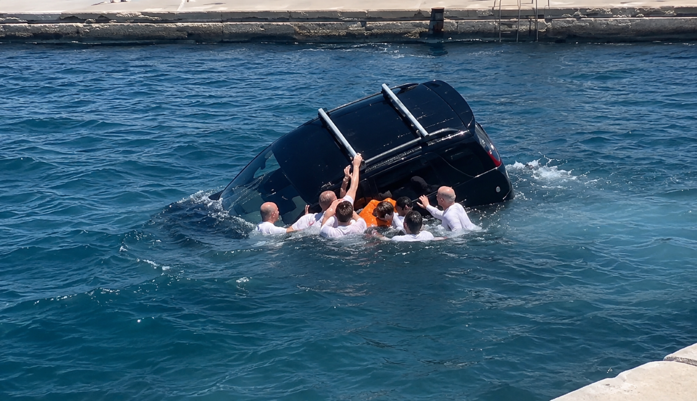 Δόκιμοι της Στρατιωτικής Ακαδημίας της Ιταλίας απεγκλώβησαν την τελευταία στιγμή οδηγό αυτοκινήτου που έπεσε στη θάλασσα