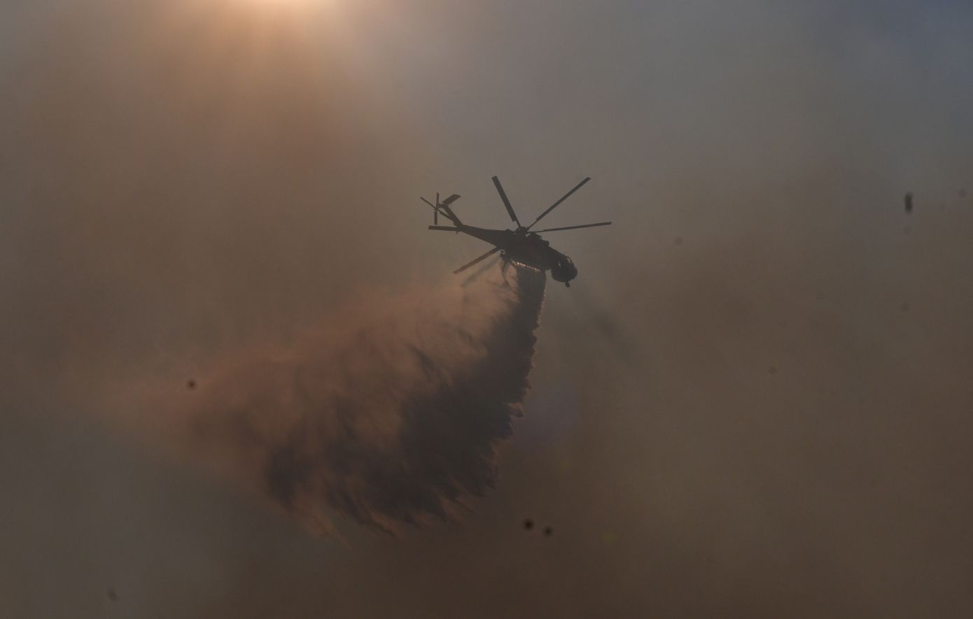 Φωτιά τώρα στην Περιφερειακή Αιγάλεω: Λίγα μέτρα από τα πρώτα σπίτια του Χαϊδαρίου το μέτωπο &#8211; Σχέδιο για εκκένωση του ΨΝΑ στο Δαφνί