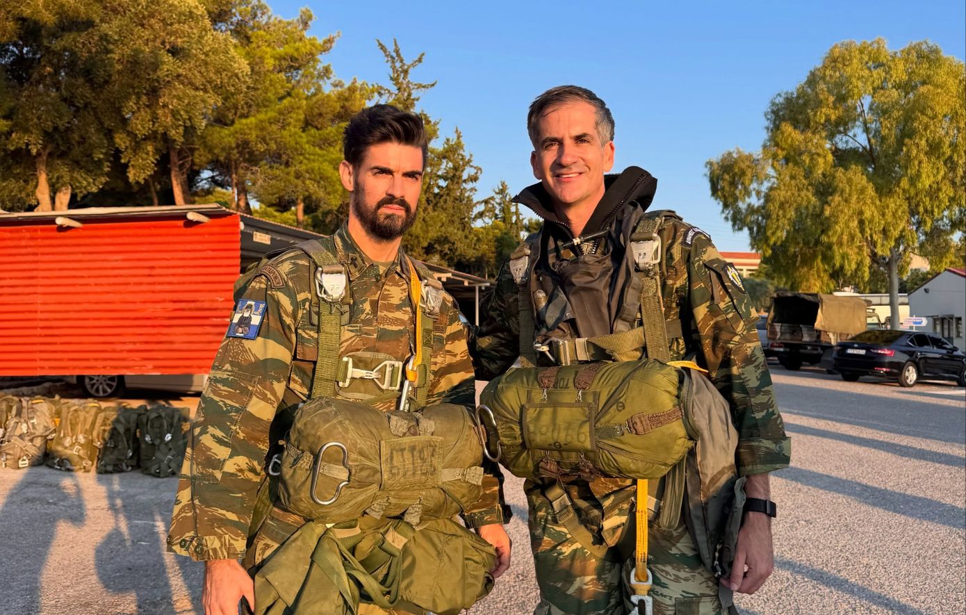 Ο έφεδρος καταδρομέας Κώστας Μπακογιάννης επέστρεψε στους αιθέρες με δύο καθηλωτικά άλματα επανεκπαίδευσης από C-130