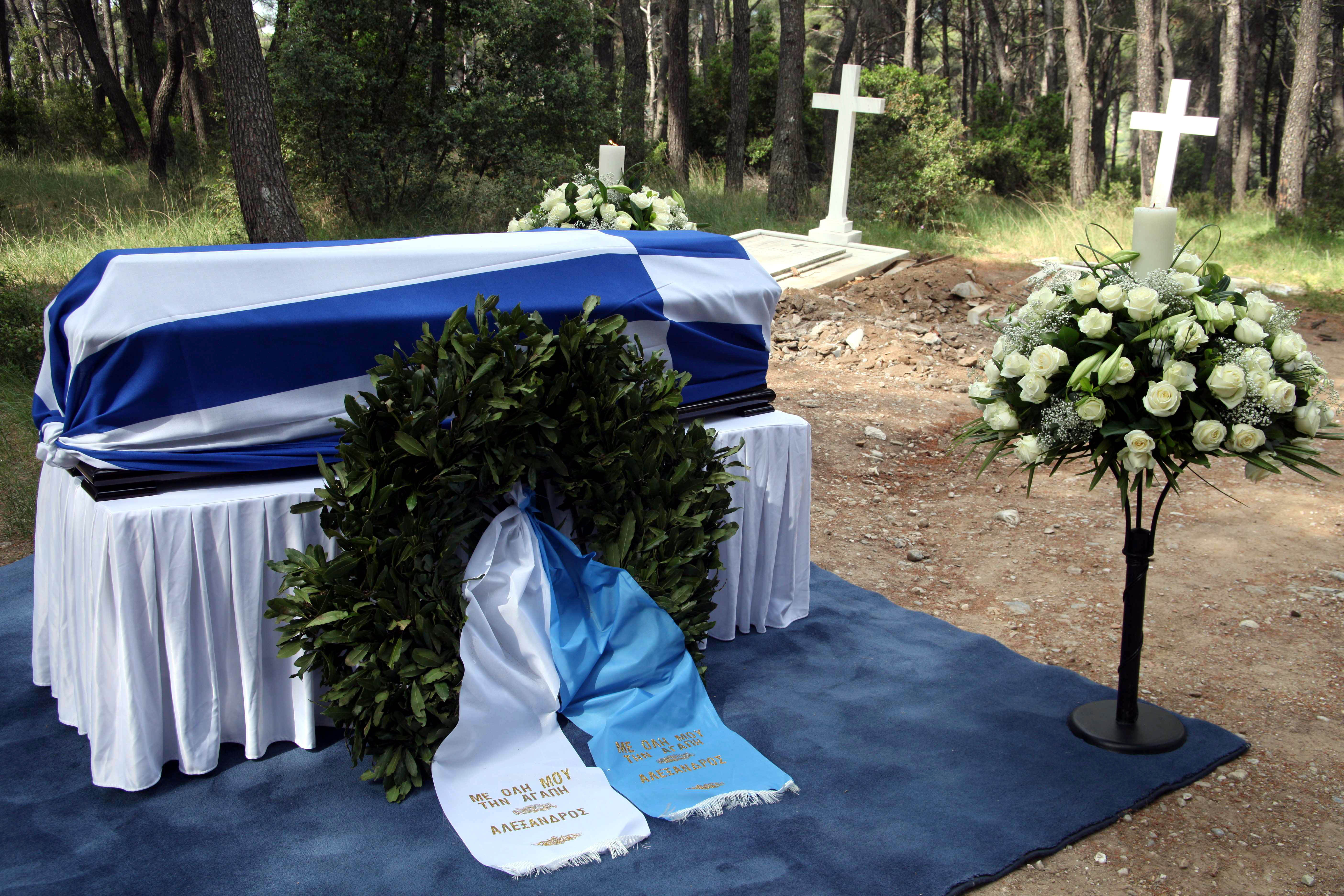 Έκταφη και τρισάγιο των οστών της βασίλισσας Αλεξάνδρας της Γιουγκοσλαβίας στο Τατόι Έκταφη και τρισάγιο των οστών της βασίλισσας Αλεξάνδρας της Γιουγκοσλαβίας στο Τατόι