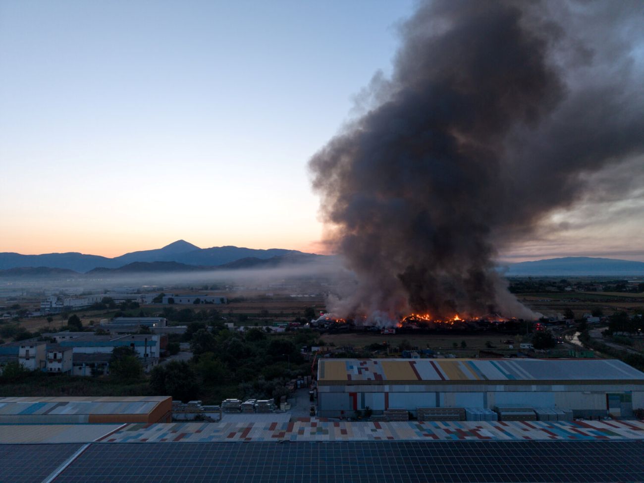 Πύρινη κόλαση σε εταιρεία ανακύκλωσης στο Ομορφοχώρι Λάρισας &#8211; Ολονύχτια μάχη με τις φλόγες