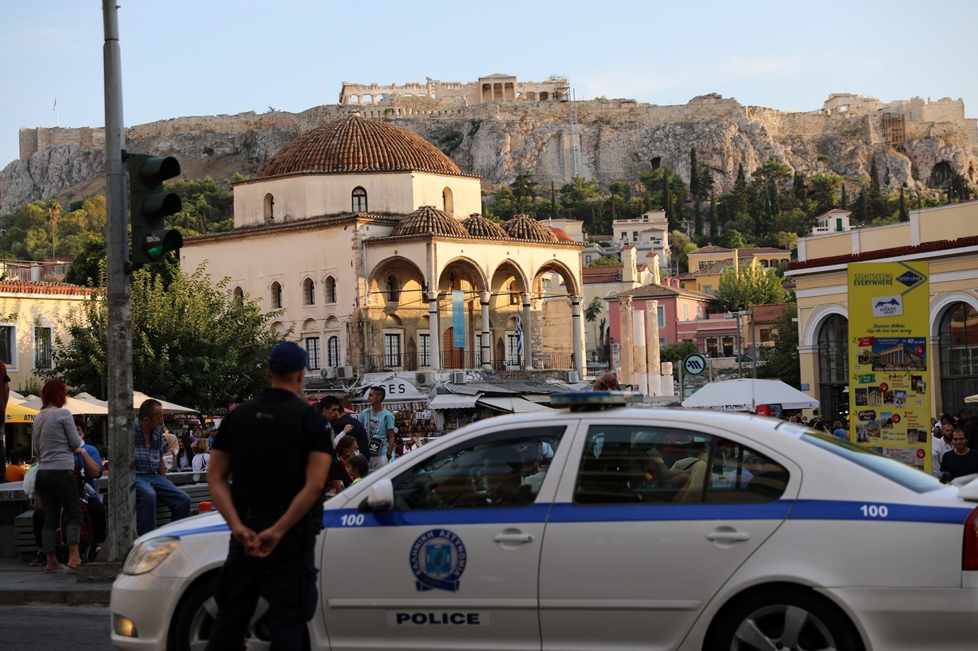 Συναγερμός στο Μοναστηράκι: Εντοπίστηκε ύποπτη βαλίτσα μπροστά από κατάστημα &#8211; Αποκλείστηκε η περιοχή