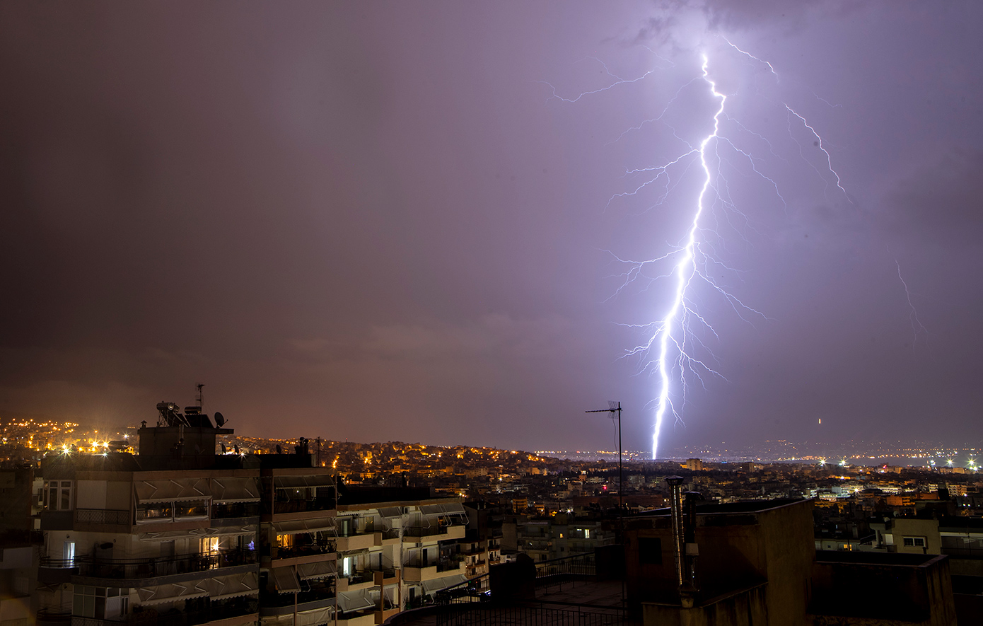 Η κακοκαιρία σφυροκοπά τη χώρα με μπουρίνια, χαλάζι και πάνω από 100.000 κεραυνούς σε μία ώρα &#8211; Σε ετοιμότητα η Αττική