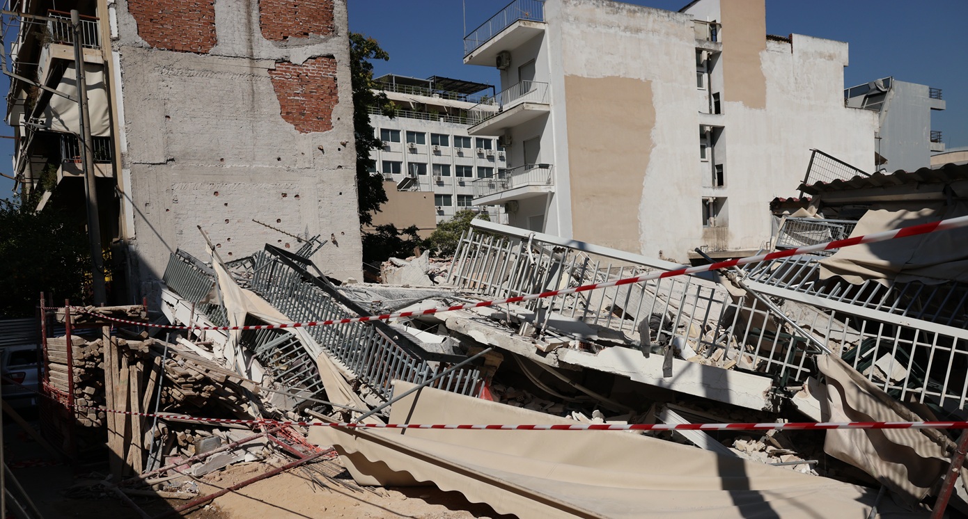 Στο μικροσκόπιο οι εκσκαφές για την κατάρρευση της πολυκατοικίας στα Πετράλωνα &#8211; Τι προκύπτει από τις εργασίες στο διπλανό οικόπεδο